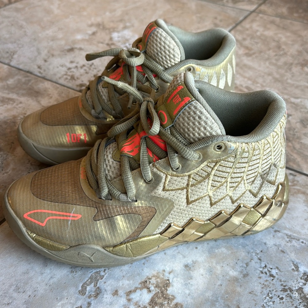 Melo kicks
